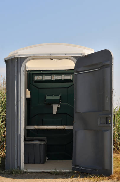 Best Luxury portable toilet rental  in Highland, KS